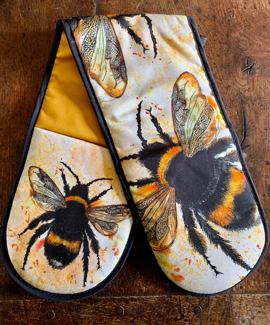 Oven gloves- bee