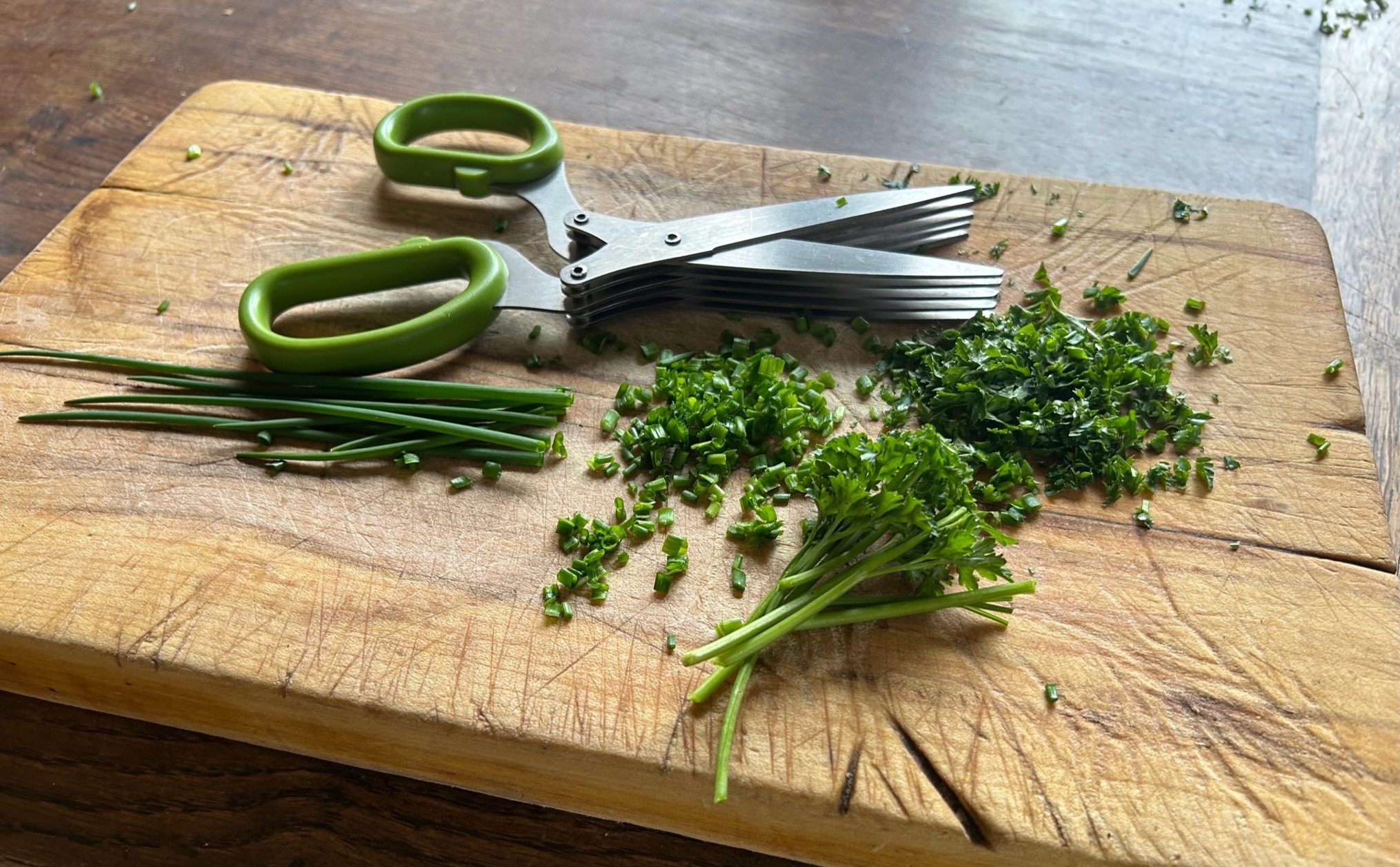 herb-scissors-perfect-for-quickly-preparing-your-fresh-herbs-to-cook